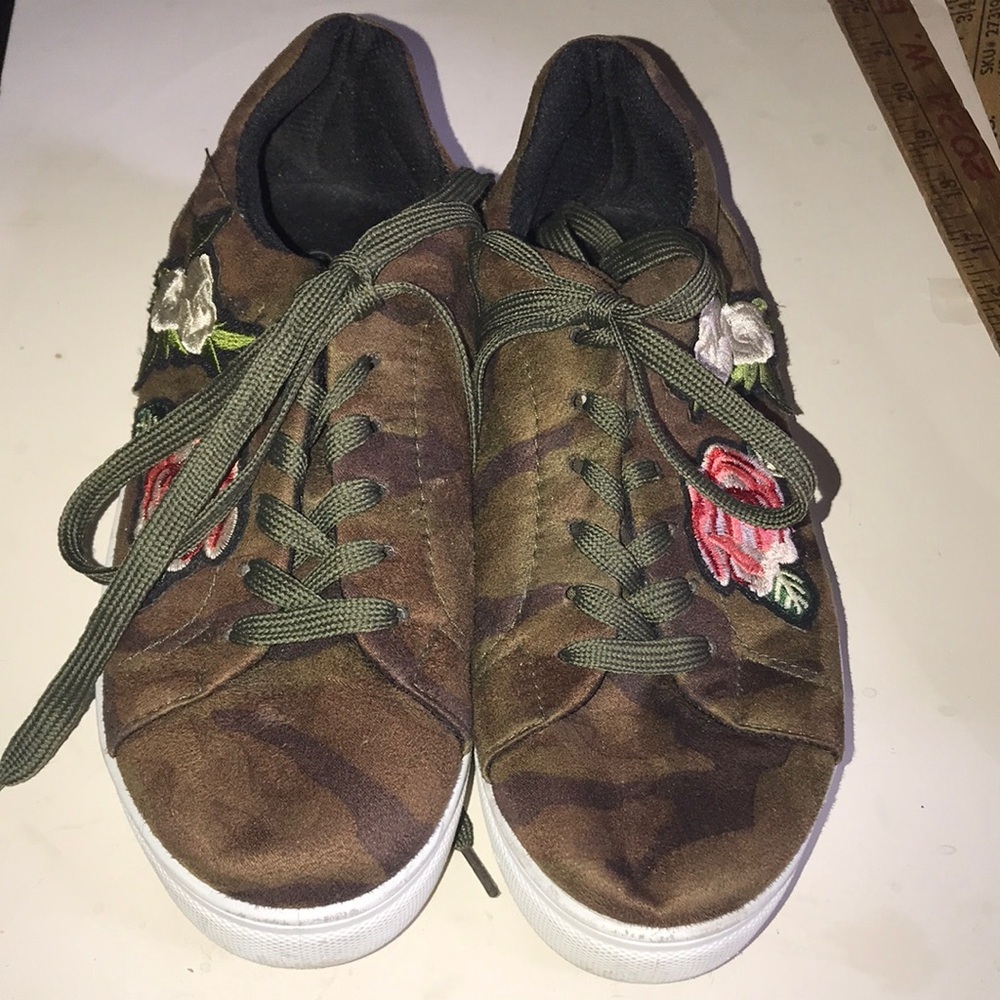 Women’s Camo Floral Embroidered Lace-Up Sneakers